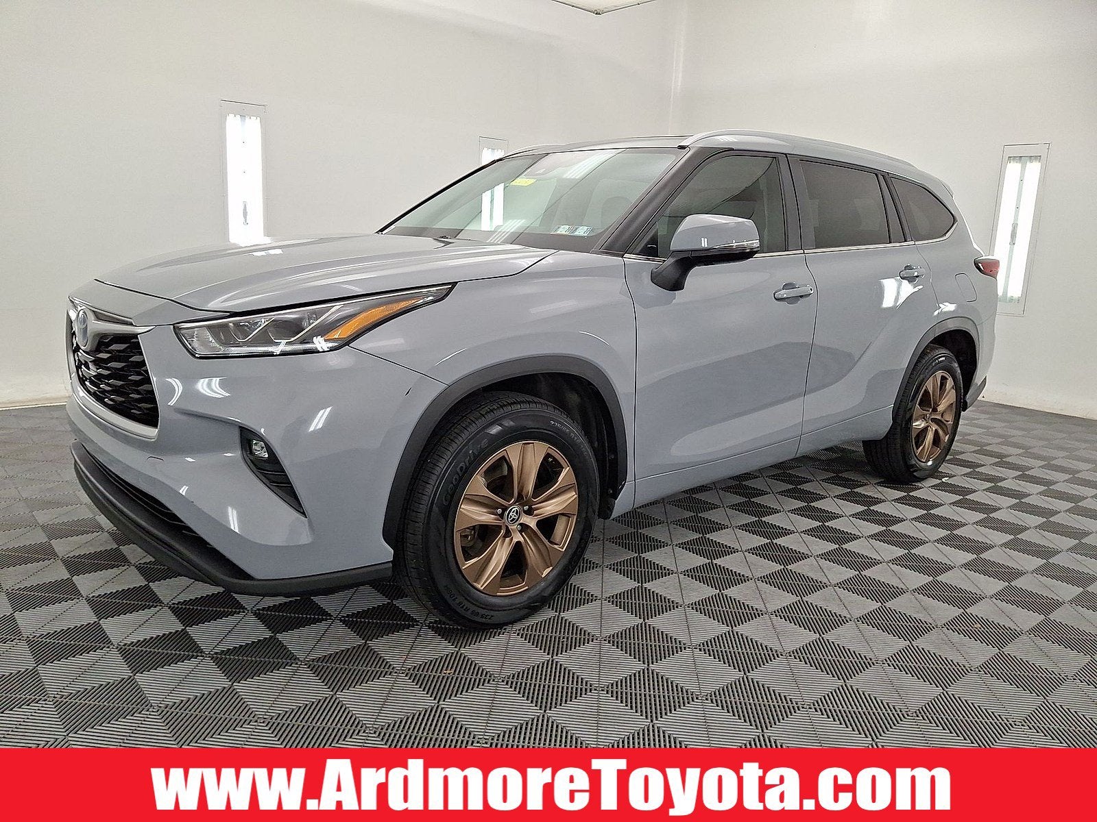 2023 Toyota Highlander Hybrid Bronze Edition in Cement — front three-quarter view