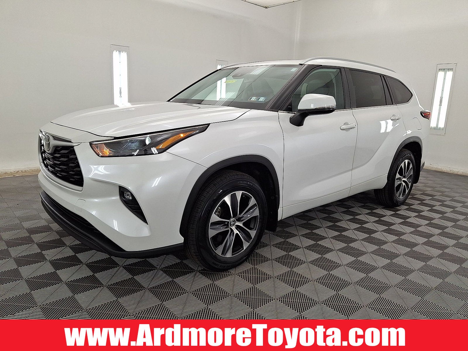 2024 Toyota Highlander XLE in White — front three-quarter view