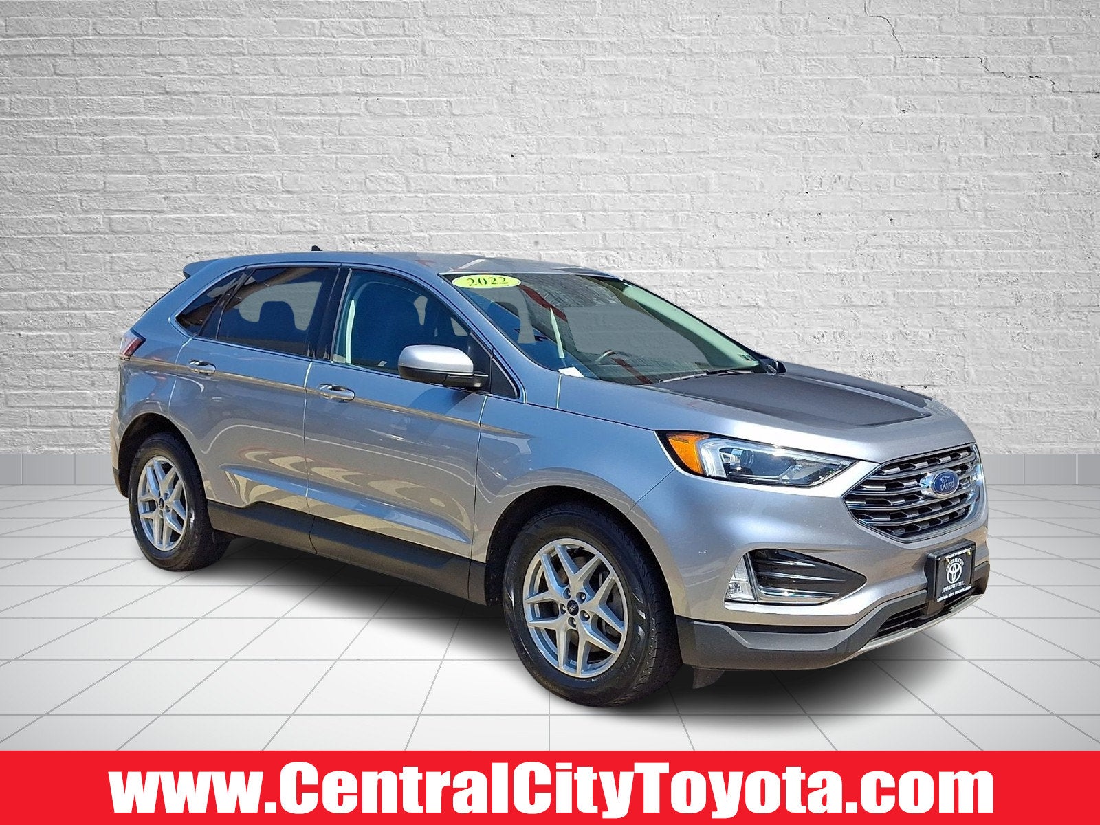 2022 Ford Edge SEL in Iconic Silver Metallic - Js — front three-quarter view