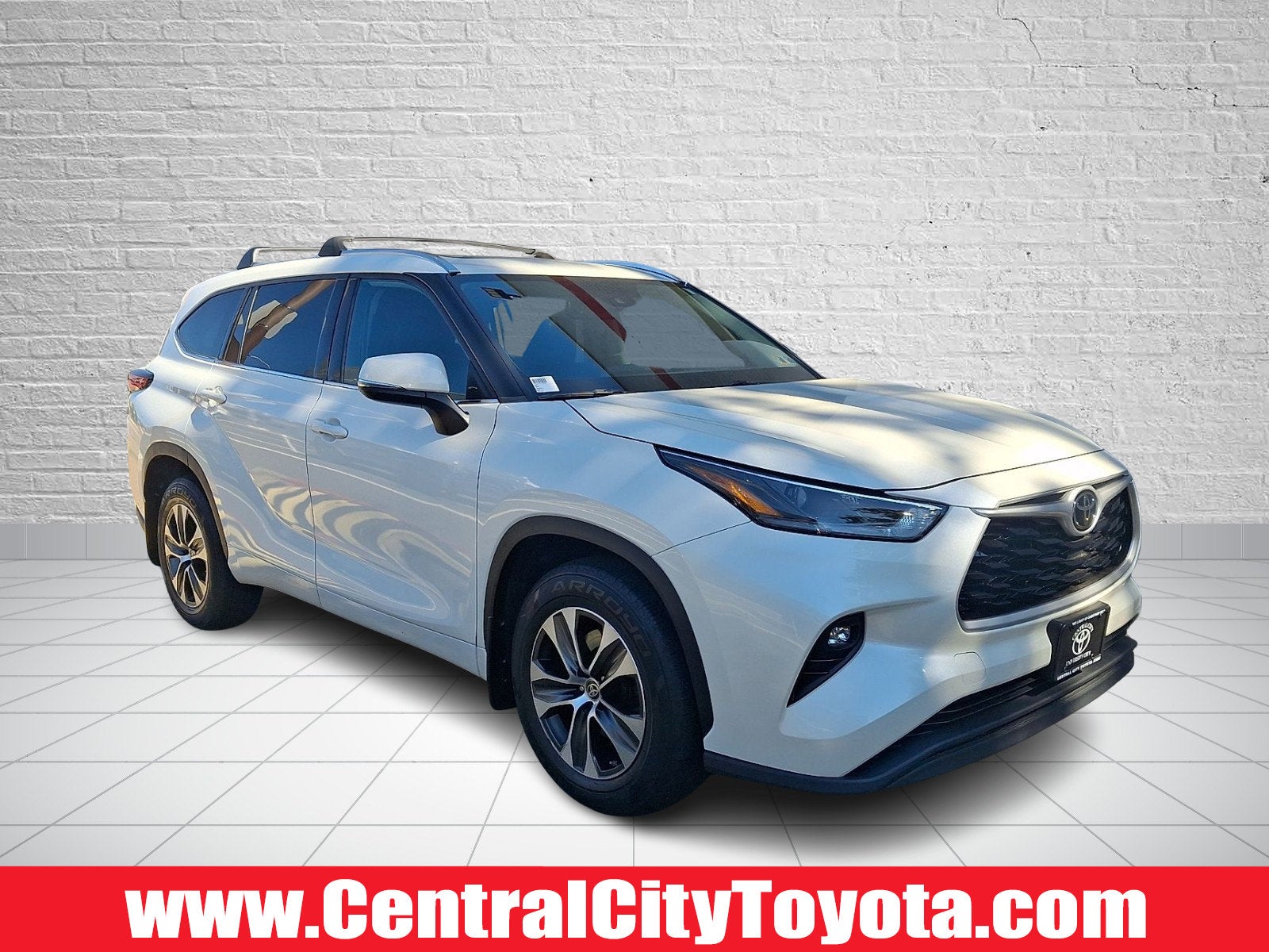 2021 Toyota Highlander XLE in Blizzard Pearl — front three-quarter view