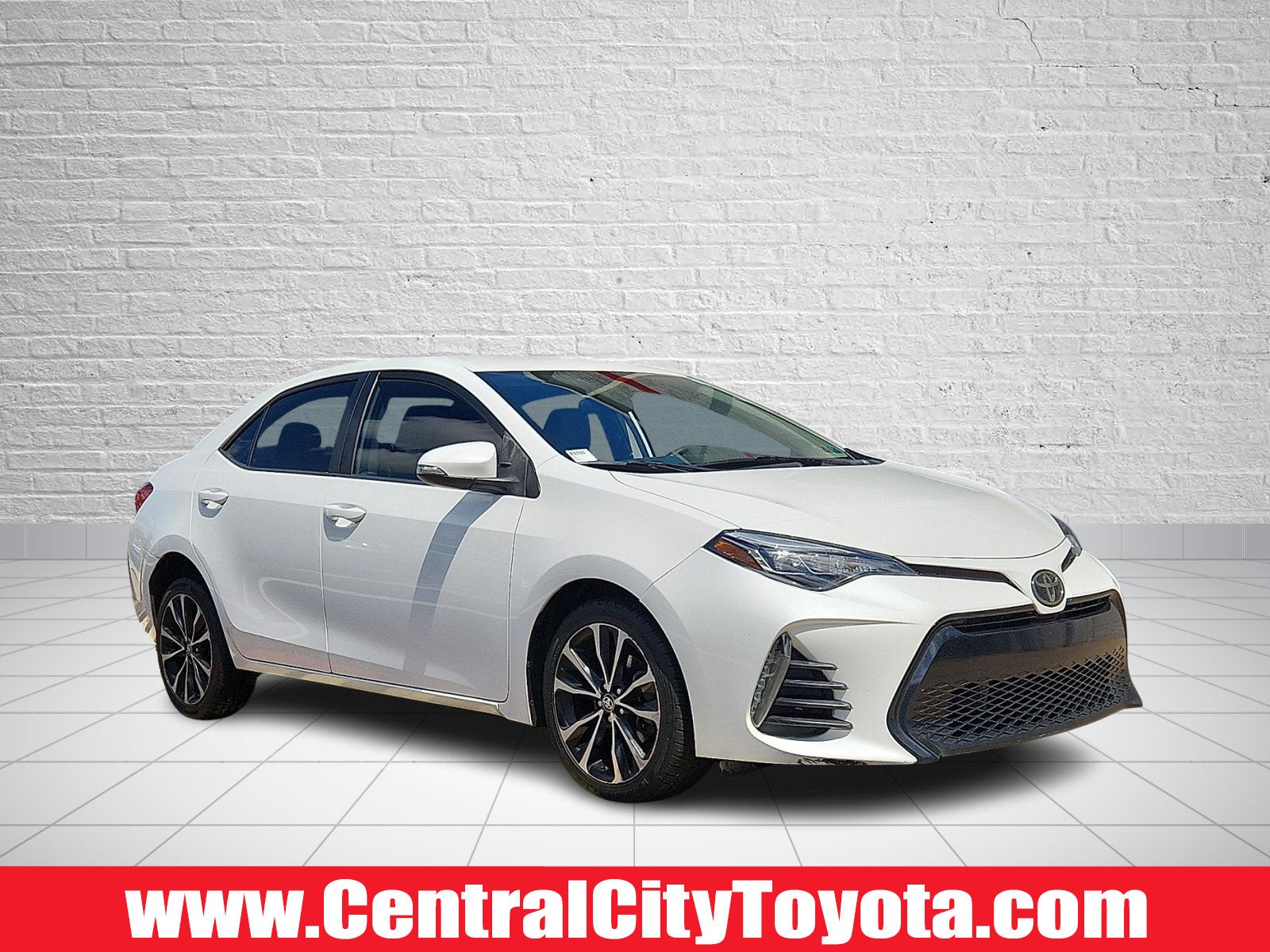 2019 Toyota Corolla SE in Super White - 040 — front three-quarter view